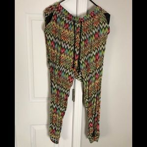 Multi-color Capri pants, elastic waist and at pant leg. Size 2X